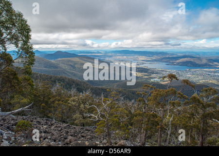 Una vista panoramica del fiume Derwent avvolgimento attraverso Hobart, Tasmania, Australia dal Monte Wellington su un nuvoloso giorno d'estate Foto Stock