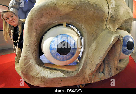 (Dpa) file di un file immagine datata 19 novembre 2009 di una donna del peering attraverso una passeggiata nel modello del cervello a Medica trrade fari a Duesseldorf in Germania, 19 novembre 2010. Il 11 novembre 2010, una conferenza stampa su questo anno internazionale della tecnologia medica fiera Medica. Foto: Rene Tillmann Foto Stock