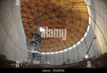 Builder lavorare in uno dei due negozi di carbone per l'edificio molto per il nuovo disco del carbone e potente Moorburg ad Amburgo, Germania, 11 novembre 2010. Il nuovo potente strumento appartiene a energie gruppo Vattenfall e deve produrre all'anno 11 milioni di Kilowattstunden. Foto: Marcus Brandt Foto Stock