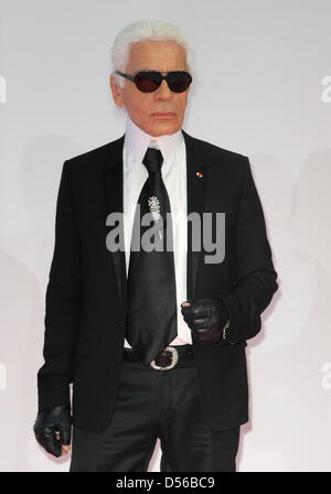 Designer Karl Lagerfeld arriva per il Bambi award a Potsdam, Germania, 11 novembre 2010. Il Bambis sono i principali media tedeschi awards e vengono presentati per la 62a volta. Foto: Britta Pedersen dpa/lbn Foto Stock