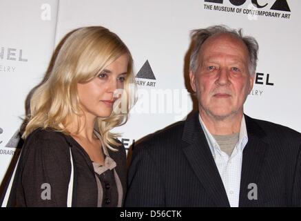 Regista tedesco Werner Herzog e sua moglie Lena Herzog assiste il Museo di Arte Contemporanea - MOCA di gala annuale "l'artista museo del destino" a MOCA Grand Avenue a Los Angeles, Stati Uniti d'America, 13 novembre 2010. Foto: Hubert Boesl Foto Stock