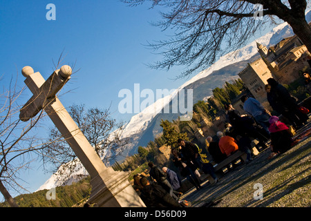 Folle si radunarono al tramonto sul Mirador San Nicolas terrazza panoramica Granada Andalusia Spagna Europa Foto Stock
