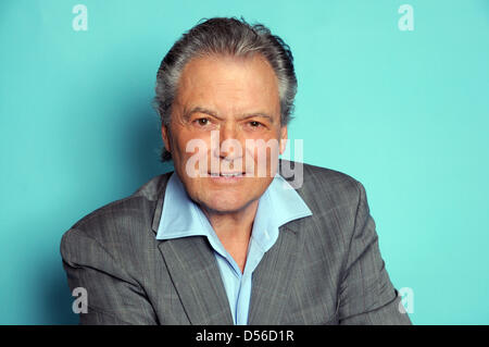 Il tedesco di pattinaggio di figura icona e attore Hans-Juergen Baeumler pone durante una chiamata foto a Colonia, Germania, 12 novembre 2010. Foto: Horst Ossinger Foto Stock