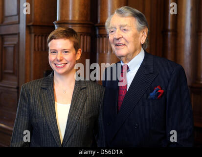 Scienziato tedesco Jana Zaumseil (L) sorrisi iwth Berthold Beitz (R), presidente della Fondazione Krupp board of trustees, a Essen, Germania, 15 novembre 2010. Zaumseil, professore per la nanoelettronica al cluster di eccellenza ingegneria dei materiali avanzati (EAM) è stato annunciato come questo anno il destinatario del Alfried Krupp premio per giovani professori dalla Alfried Krupp von Bohlen Foto Stock