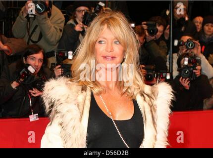 (Dpa) file di un file immagine datata 21 novembre 2010 di US attrice Goldie Hawn partecipando alla Berlinale festival del cinema di Berlino in Germania. Il 21 novembre 2010, Goldie Hawn spire 65. Foto: Soeren Stache Foto Stock