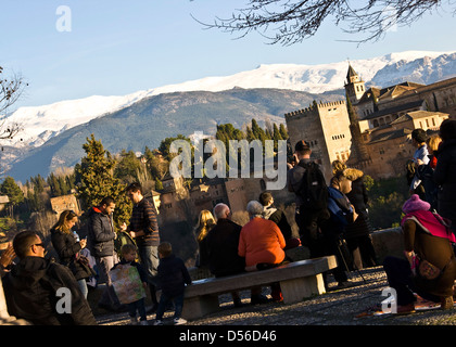 Folle si radunarono al tramonto sul Mirador San Nicolas terrazza panoramica di fronte palazzo dell'Alhambra di Granada Granada Andalusia Spagna Europa Foto Stock