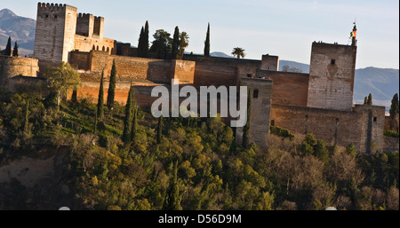 Alhambra Palace sito patrimonio mondiale dell'UNESCO al crepuscolo Granada Andalusia Andalusia Spagna Europa Foto Stock