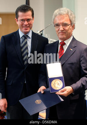 Il Ministro della Difesa tedesco, Karl-Theodor zu Guttenberg (L) Premi il Manfred Woerner medaglia a Horst Teltschik (R), ex consigliere per il cancelliere Kohl, Berlino, Germania, 16 novembre 2010. Il Manfred Woerner medaglia viene assegnato a persone che hanno commesso particolari sforzi per la pace e la libertà in Europa. Foto: Wolfgang Kumm Foto Stock