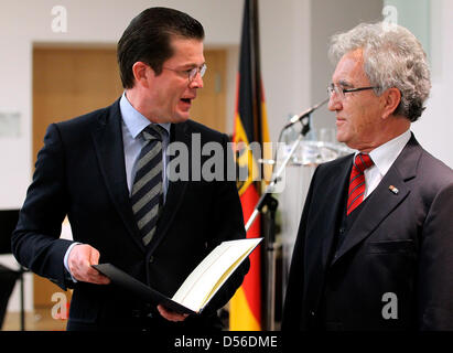 Il Ministro della Difesa tedesco, Karl-Theodor zu Guttenberg (L) Premi il Manfred Woerner medaglia a Horst Teltschik (R), ex consigliere per il cancelliere Kohl, Berlino, Germania, 16 novembre 2010. Il Manfred Woerner medaglia viene assegnato a persone che hanno commesso particolari sforzi per la pace e la libertà in Europa. Foto: Wolfgang Kumm Foto Stock