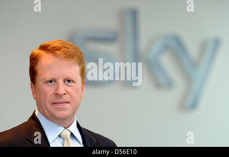 Presidente della pay-TV emittente televisiva sky Germania Brian Sullivan è raffigurato accanto al logo della ditta presso la sede di skye Germania in Unterfoering vicino a Monaco di Baviera, Germania, 15 novembre 2010. Sullivan è la testa del enterprize dal 01 aprile 2010. Foto: ANDREAS GEBERT Foto Stock