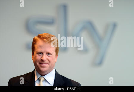 Presidente della pay-TV emittente televisiva sky Germania Brian Sullivan è raffigurato accanto al logo della ditta presso la sede di skye Germania in Unterfoering vicino a Monaco di Baviera, Germania, 15 novembre 2010. Sullivan è la testa del enterprize dal 01 aprile 2010. Foto: ANDREAS GEBERT Foto Stock