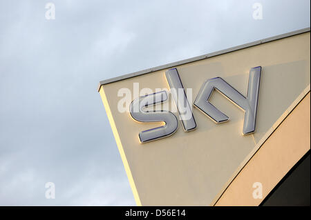 Il logo della pay-TV emittente televisiva sky Germania è raffigurato nella sede centrale in Unterfoering vicino a Monaco di Baviera, Germania, 15 novembre 2010. Foto: ANDREAS GEBERT Foto Stock