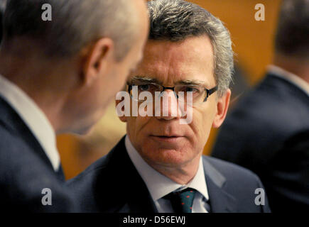 Il Ministro tedesco degli Interni Thomas de Maiziere (R) arriva per il tedesco i ministri degli interni autunno security Conference di Amburgo, Germania, 19 novembre 2010. La conferenza annuale di dibattiti su una riforma della legge sugli stranieri, delle telecomunicazioni la conservazione dei dati e la sicurezza del paese situtation. Foto: ANGELIKA WARMUTH Foto Stock