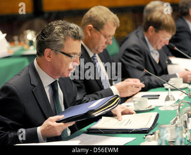 Il Ministro tedesco degli Interni Thomas de Maiziere (L) e stato federale di Amburgo gli interni del senatore Heino Vahldieck (R) arrivano per il tedesco i ministri degli interni autunno security Conference di Amburgo, Germania, 19 novembre 2010. La conferenza annuale di dibattiti su una riforma della legge sugli stranieri, delle telecomunicazioni la conservazione dei dati e la sicurezza del paese situtation. Foto: ANGELIKA WARMUTH Foto Stock