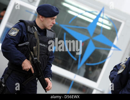 Gli ufficiali di polizia monitorare la sede del Vertice della NATO a Lisbona, Portogallo, 19 novembre 2010. Temi centrali del vertice sono un comune europea di difesa antimissile e la strategia per l'Afghanistan. Foto: RAINER JENSEN Foto Stock