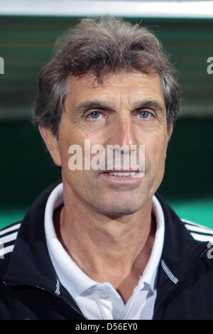 La germania sotto21 head coach Rainer Adrion durante sotto21 amichevole Germania / Inghilterra a Wiesbaden, Germania, 16 novembre 2010. Germania U21 sconfitto Inghilterra U21 con 2-0. Foto: Fredrik von Erichsen Foto Stock