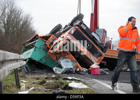 Ein umgekippter Lkw mit Anhänger liegt am Freitag (19.11.2010) nahe Schwebheim (Landkreis Schweinfurt/Unterfranken) nach einem Unfall auf der Fahrbahn. Nach einem Ausweichmanöver wegen eines Pkws der auf die Gegenfahrbahn geriet, ist am Morgen auf der B286 ein Teerlaster ins Schleudern geraten und umgekippt. Dabei begrub er anderen Pkw unter sich. Drei der Insassen verstarben noch Foto Stock