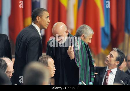 Il presidente Usa Barack Obama sta insieme con l Afganistan il presidente Hamid Karzai (R) prima di un'altra sessione durante il vertice della NATO conferenza a Lisbona, Portogallo, 20 novembre 2010. Circa 50 capi di Stati sono invitati a partecipare a due giorno lungo incontro al vertice. Gli argomenti principali che verranno discussi sono una cooperazione europea per il montaggio di una politica comune di difesa antimissile in EUR Foto Stock