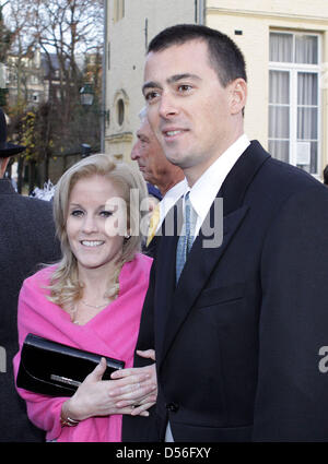 Nicolas Guillermo e la sua fidanzata assistere al matrimonio chiesa di Annemarie Gualthérie van Weezel e il Principe Carlos di Borbone Parma a Abdij Ter Kameren (La Cambre Abbey) a Bruxelles, Belgio, 20 novembre 2010. Foto:Albert Nieboer FUORI DEI PAESI BASSI Foto Stock