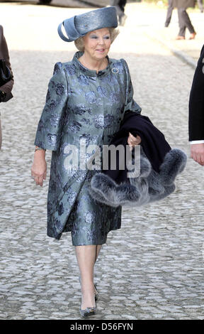 Regina olandese Beatrice assiste il matrimonio chiesa di Annemarie Gualthérie van Weezel e il Principe Carlos di Borbone Parma a Abdij Ter Kameren (La Cambre Abbey) a Bruxelles, Belgio, 20 novembre 2010. Foto: Albert Nieboer FUORI DEI PAESI BASSI Foto Stock