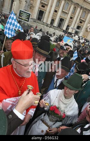 L Arcivescovo di Monaco e Frisinga, Reinhard il Cardinale Marx, beve un bicchiere di liquore di pera con montagna bavarese troopers dopo essere stato nominato Cardinale da Papa Benedetto XVI nella Basilica di San Pietro in Vaticano, 21 novembre 2010. 24 vescovi sono stati nominati Cardinali questo fine settimana. Foto: KARL-JOSEF HILDENBRAND Foto Stock