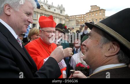 L Arcivescovo di Monaco e Frisinga, Reinhard il Cardinale Marx (C) e il Primo Ministro bavarese Horst Seehofer (L) saluto montagna bavarese troopers nella Città del Vaticano, 21 novembre 2010. Marx era stato nominato Cardinale da Papa Benedetto XVI in precedenza presso la Basilica di San Pietro. 24 vescovi sono stati nominati Cardinali questo fine settimana. Foto: KARL-JOSEF HILDENBRAND Foto Stock