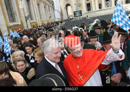 L Arcivescovo di Monaco e Frisinga, Reinhard il Cardinale Marx (R) e il Primo Ministro bavarese Horst Seehofer (L) saluto montagna bavarese troopers nella Città del Vaticano, 21 novembre 2010. Marx era stato nominato Cardinale da Papa Benedetto XVI in precedenza presso la Basilica di San Pietro. 24 vescovi sono stati nominati Cardinali questo fine settimana. Foto: KARL-JOSEF HILDENBRAND Foto Stock