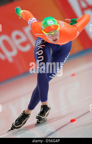 Velocità olandese Ireen skater Wuest nel femminile 1.000 metri di gara della Speedskating World Cup a Sportforum Berlin-Hohenschoenhausen a Berlino, Germania, 21 novembre 2010. Foto: WOLFGANG KUMM Foto Stock