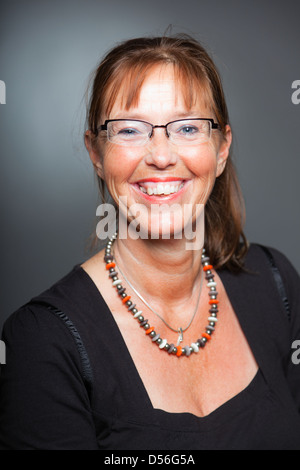 Felice donna spontanea. Con gli occhiali. Studio shot. Foto Stock