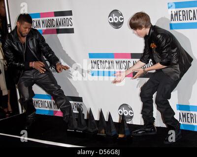 Cantante statunitense Usher (L) e il cantante canadese Justin Bieber (R) pongono in sala stampa con i loro premi al 38th annuale degli American Music Awards a Los Angeles, California, USA, 21 novembre 2010. Usher ha vinto premi per anima preferiti/album R&B e Soul preferiti/R&B Artista maschile. Bieber ha vinto premi per preferiti artista rivoluzionarie, preferito Pop/Rock Artista maschile, artista preferito di un anno Foto Stock