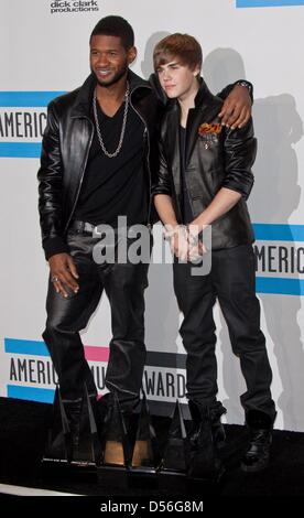 Cantante statunitense Usher (L) e il cantante canadese Justin Bieber (R) pongono in sala stampa con i loro premi al 38th annuale degli American Music Awards a Los Angeles, California, USA, 21 novembre 2010. Usher ha vinto premi per anima preferiti/album R&B e Soul preferiti/R&B Artista maschile. Bieber ha vinto premi per preferiti artista rivoluzionarie, preferito Pop/Rock Artista maschile, artista preferito di un anno Foto Stock