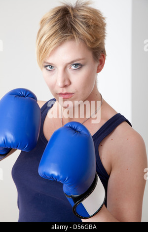Boxer caucasici con alzata a suon di pugni Foto Stock