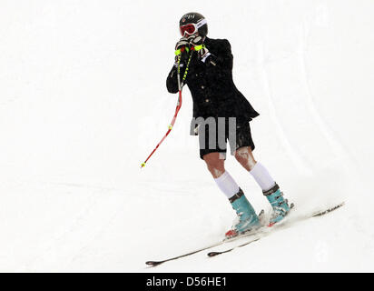 Il Liechtenstein il Marco Buechel termina la sua esecuzione in un costume di Super G di evento presso la Coppa del Mondo di Sci 2010 finale a Garmisch-Partenkirchen, in Germania, il 10 marzo 2010. Essa è stata Buechel l'ultimo evento. La FIS Coppa del Mondo di Sci finale si svolge dal 10 al 14 marzo 2010. Foto: STEPHAN JANSEN Foto Stock