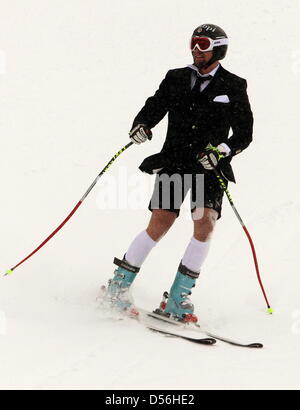 Il Liechtenstein il Marco Buechel termina la sua esecuzione in un costume di Super G di evento presso la Coppa del Mondo di Sci 2010 finale a Garmisch-Partenkirchen, in Germania, il 10 marzo 2010. Essa è stata Buechel l'ultimo evento. La FIS Coppa del Mondo di Sci finale si svolge dal 10 al 14 marzo 2010. Foto: STEPHAN JANSEN Foto Stock