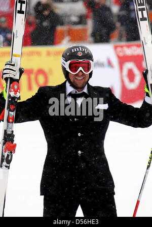 Il Liechtenstein il Marco Buechel termina la sua esecuzione in un costume di Super G di evento presso la Coppa del Mondo di Sci 2010 finale a Garmisch-Partenkirchen, in Germania, il 10 marzo 2010. Essa è stata Buechel l'ultimo evento. La FIS Coppa del Mondo di Sci finale si svolge dal 10 al 14 marzo 2010. Foto: STEPHAN JANSEN Foto Stock