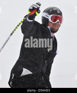 Il Liechtenstein il Marco Buechel termina la sua esecuzione in un costume di Super G di evento presso la Coppa del Mondo di Sci 2010 finale a Garmisch-Partenkirchen, in Germania, il 10 marzo 2010. Essa è stata Buechel l'ultimo evento. La FIS Coppa del Mondo di Sci finale si svolge dal 10 al 14 marzo 2010. Foto: PETER KNEFFEL Foto Stock