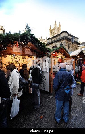 Vista generale di York Street Bath e Abbazia durante un mercatino di Natale REGNO UNITO Foto Stock