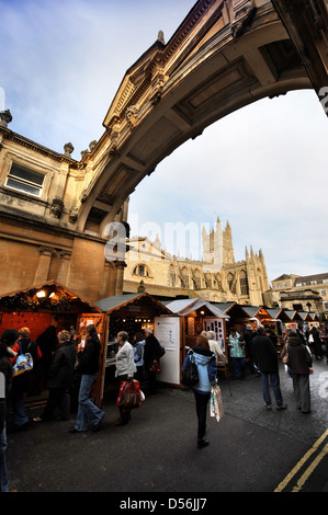 Vista generale di York Street Bath e Abbazia durante un mercatino di Natale REGNO UNITO Foto Stock