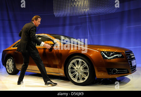 Stefan Sielaff, Audi di testa del reparto di progettazione, Audi presenta il nuovo A8 aeroporto di Tempelhof di Berlino, Germania, 11 marzo 2010. Alcuni 300 ha invitato gli ospiti sono attesi per le otto sedi esclusivo della introduzione di Audi A8. Foto: Rainer Jensen Foto Stock