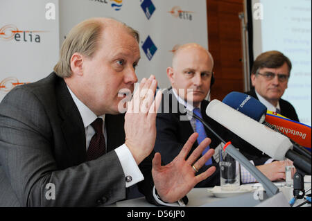 (L-R) Vattenfall Europe CEO Tuomo Hatakka e Christian Seymour, capo del settore di gestione dei fondi (IFM) Infrastructure Europe dipartimento e Elia CEO Daniel Dobbeni partecipare ad una conferenza stampa del gigante energetico Vattenfall a Berlino, Germania, 12 marzo 2010. Vattenfall vende la sua elevata tensione di rete del nord e la Germania orientale per operatore belga Elia e investitore australiano IFM. P Foto Stock