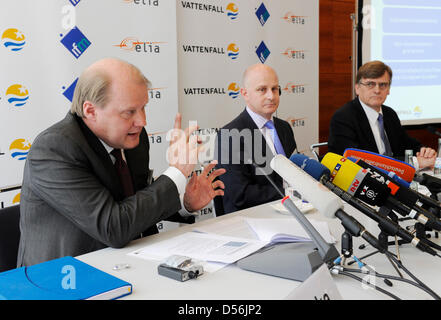 (L-R) Vattenfall Europe CEO Tuomo Hatakka e Christian Seymour, capo del settore di gestione dei fondi (IFM) Infrastructure Europe dipartimento e Elia CEO Daniel Dobbeni partecipare ad una conferenza stampa del gigante energetico Vattenfall a Berlino, Germania, 12 marzo 2010. Vattenfall vende la sua elevata tensione di rete del nord e la Germania orientale per operatore belga Elia e investitore australiano IFM. P Foto Stock