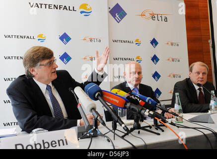 (R-L) Vattenfall Europe CEO Tuomo Hatakka e Christian Seymour, capo del settore di gestione dei fondi (IFM) Infrastructure Europe dipartimento e Elia CEO Daniel Dobbeni partecipare ad una conferenza stampa del gigante energetico Vattenfall a Berlino, Germania, 12 marzo 2010. Vattenfall vende la sua elevata tensione di rete del nord e la Germania orientale per operatore belga Elia e investitore australiano IFM. P Foto Stock