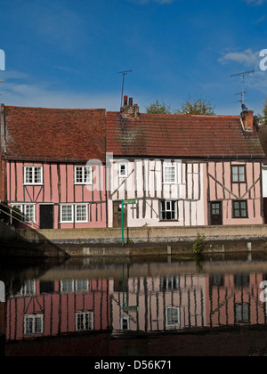 Metà medievali case con travi di legno accanto al fiume Colne a Colchester, Essex, Inghilterra Foto Stock