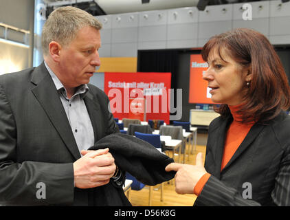 Il parlimentary leader del partito dei leftists, Kerstin Kaiser (R) parla con Brandeburgo terra del Presidente Thomas Nord all'inizio della sinistra del partito convention di Potsdam, Germania, 13 marzo 2010. I Leftists discuterà circa il lavoro del governo del land e votare una nuova testa. Nord è eseguito di nuovo per la terra presidente, egli è stato a capo del partito dal 2005. Foto Foto Stock