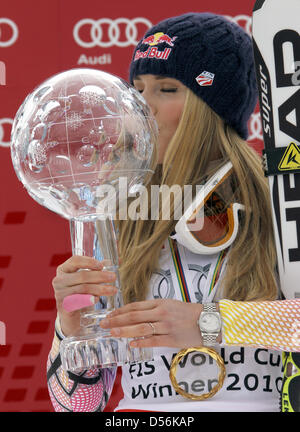 Il vincitore della Coppa del mondo, noi Lindsey Vonn, pone sul podio con la sua World Cup Trofeo durante la finale di Coppa del Mondo a Garmisch-Partenkirchen, Germania, 13 marzo 2010. Foto: STEPHAN JANSEN Foto Stock