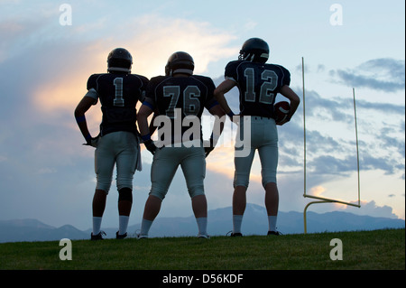 I giocatori di calcio in piedi sul campo Foto Stock