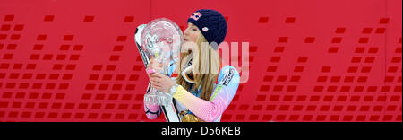 Il vincitore della Coppa del mondo, noi Lindsey Vonn, pone sul podio con la sua World Cup Trofeo durante la finale di Coppa del Mondo a Garmisch-Partenkirchen, Germania, 13 marzo 2010. Foto: PETER KNEFFEL Foto Stock