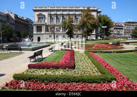 Belgrado, Serbia - famoso vecchio palazzo e giardini di fiori nella città. Attualmente il governo locale la sede - Montaggio città. Foto Stock