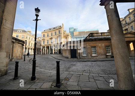 Vista del Bath Thermae Spa (centro) su Hot Bath Street, Bath Somerset REGNO UNITO Foto Stock