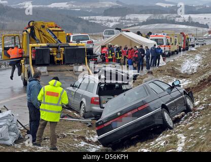 Gli sforzi di pulitura dopo un multiplo di collisione del veicolo sull'autostrada tedesca A38 tra Heiligenstadt e Arenshausen, Germania, 15 marzo 2010. 42 automobili sono stati coinvolti in incidenti sulla strada ghiacciata. Undici persone sono state ferite, due delle quali sono volato in ospedale a Gottinga con lesioni gravi. Foto: MARTIN SCHUTT Foto Stock